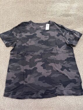 Old Navy Men's Black and Gray Camo Short Sleeve Tee